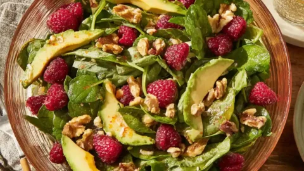 Raspberry Spinach Salad with Avocado & Walnuts – Fresh, Healthy & Flavorful